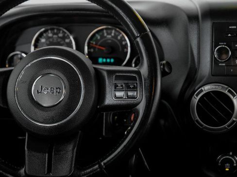Used 2018 Jeep Wrangler Unlimited Sahara AWD/4WD image 16