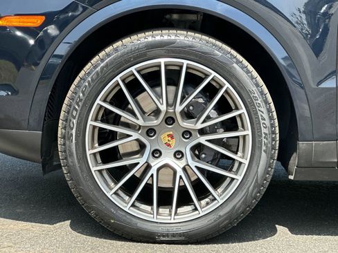 Certified 2023 Porsche Cayenne AWD/4WD image 31