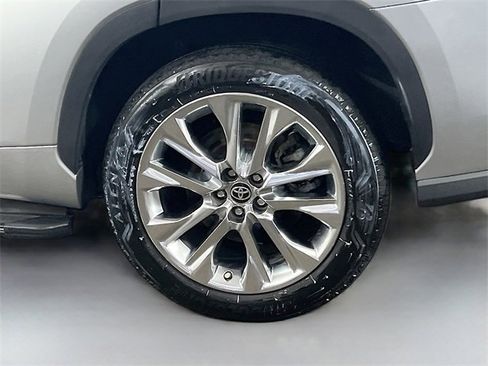 Used 2021 Toyota Highlander Limited image 12