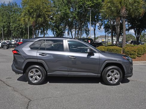 Used 2022 Toyota RAV4 XLE FWD image 5