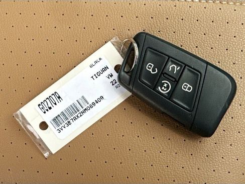 Used 2022 Volkswagen Tiguan SE image 40