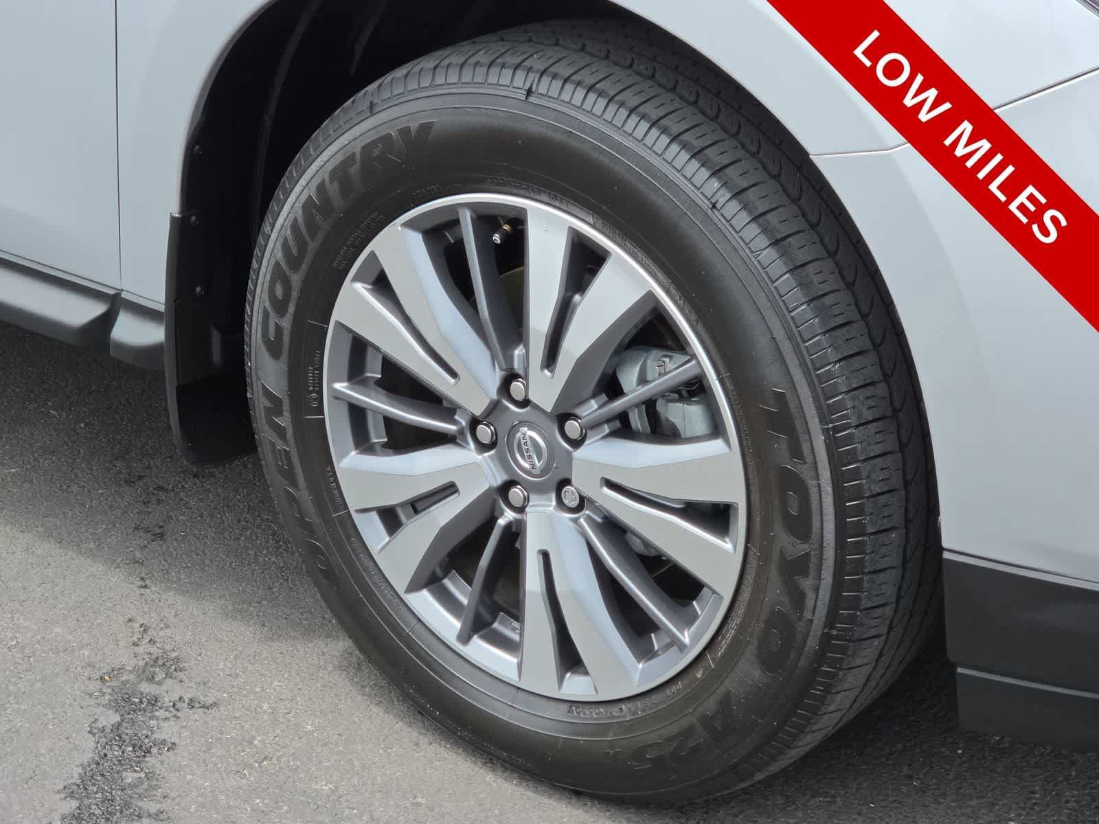 Used 2020 Nissan Pathfinder SV FWD image 12