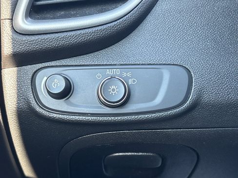 Used 2019 Chevrolet Trax LT w/ Sun & Sound Package AWD/4WD image 21
