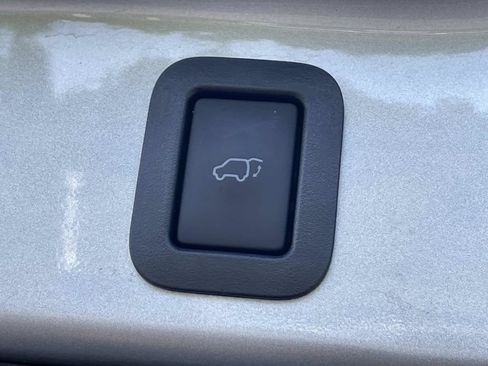 Used 2017 Toyota Highlander Limited FWD image 12