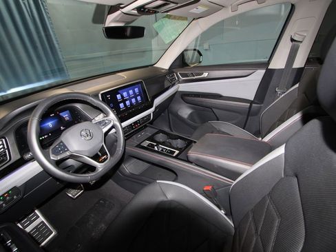 Used 2024 Volkswagen Atlas Peak Edition SE image 2