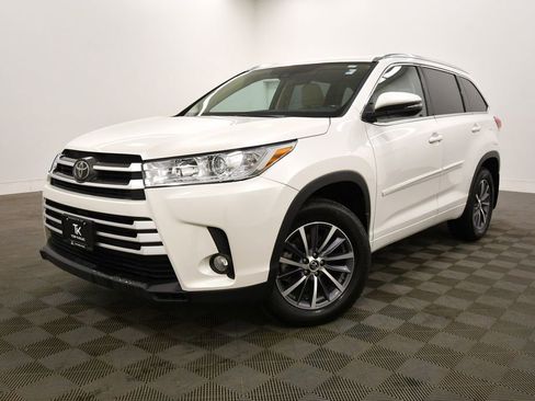 Used 2018 Toyota Highlander XLE image 2