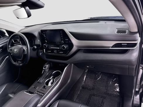 Used 2022 Toyota Highlander XLE FWD image 30