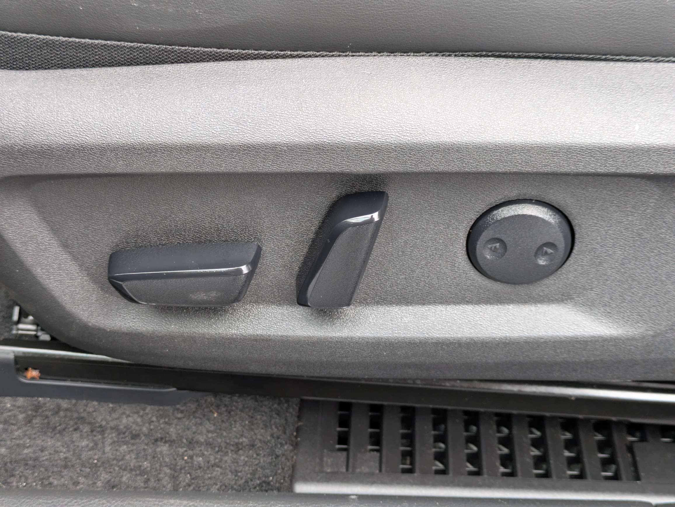 Used 2025 Nissan Rogue Platinum FWD image 20