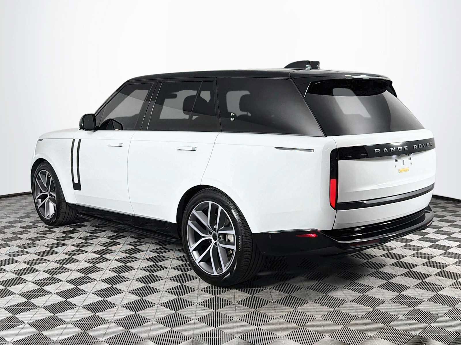 Used 2025 Land Rover Range Rover SE AWD/4WD image 7