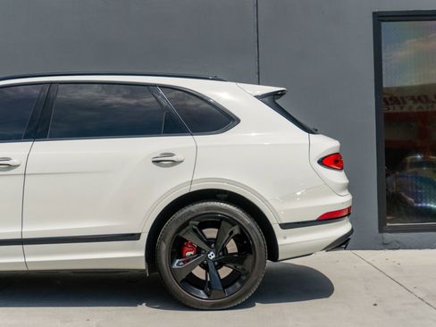 Used 2023 Bentley Bentayga AWD/4WD image 19