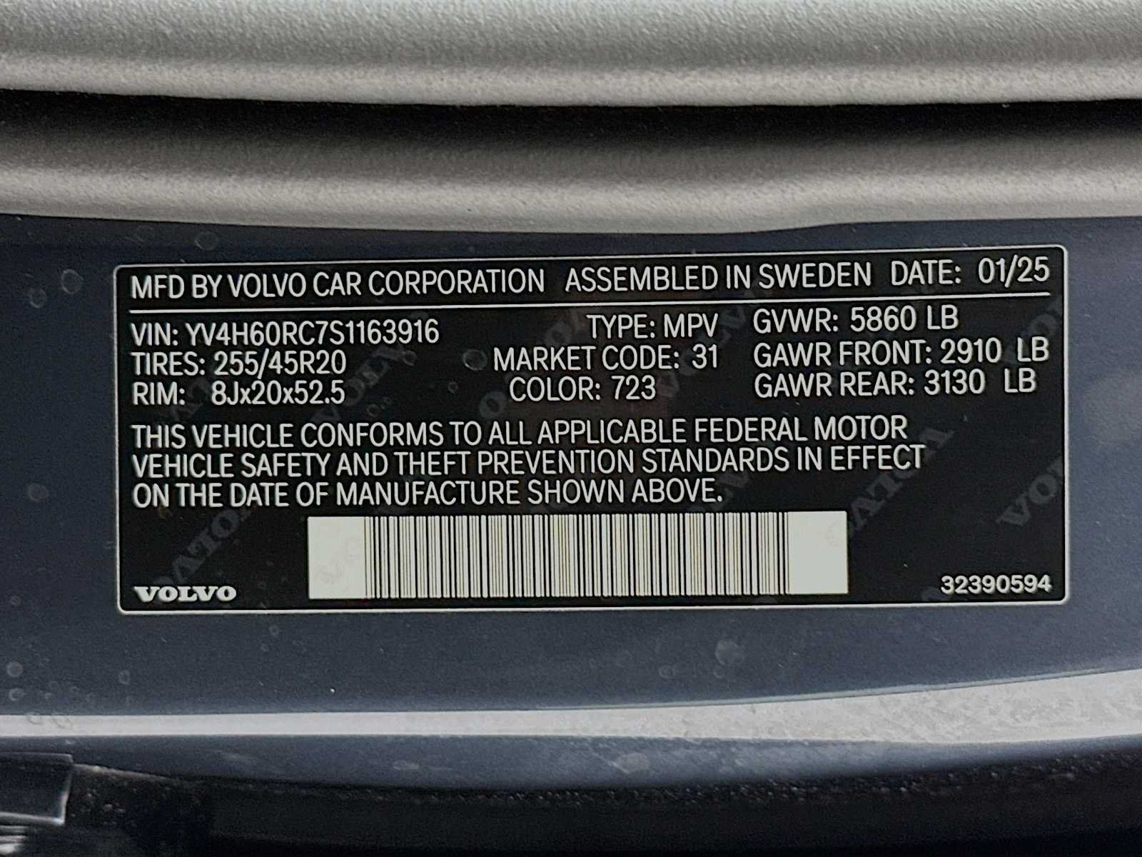 Certified 2025 Volvo XC60 T8 Plus w/ Protection Package Premier AWD/4WD image 30