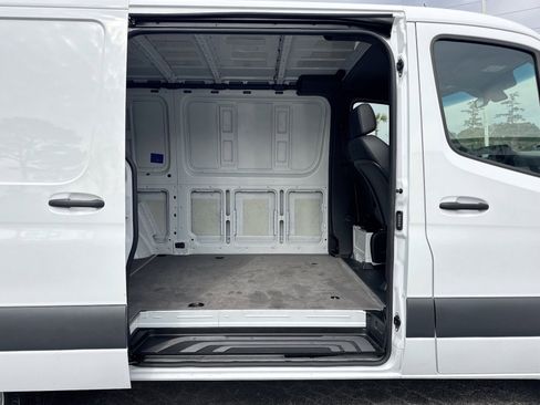 Used 2025 Mercedes-Benz Sprinter 2500 image 31
