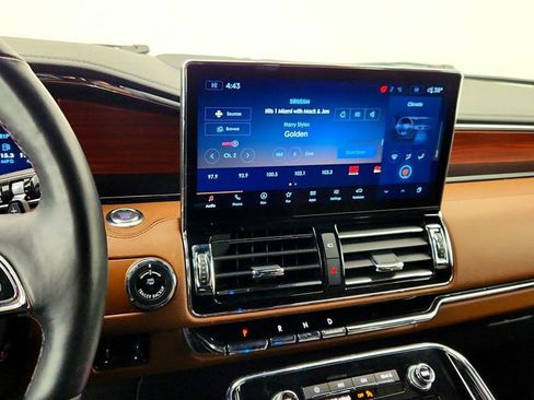 Used 2024 Lincoln Navigator Reserve image 17