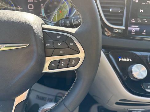 Used 2024 Chrysler Pacifica Touring-L FWD image 31