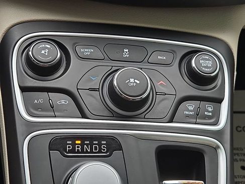 Used 2016 Chrysler 200 Limited w/ Convenience Group FWD image 18