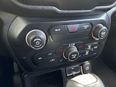 Used 2020 Jeep Renegade Latitude w/ UConnect 8.4 Nav Group image 22