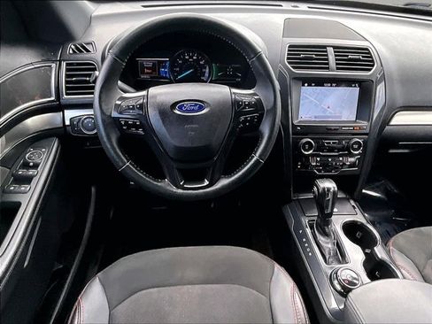 Used 2018 Ford Explorer XLT w/ Equipment Group 202A image 5