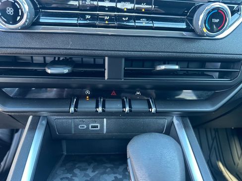 Used 2023 Chevrolet Colorado Trail Boss w/ Technology Package image 18