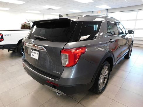 Certified 2022 Ford Explorer Limited w/ Equipment Group 301A image 4