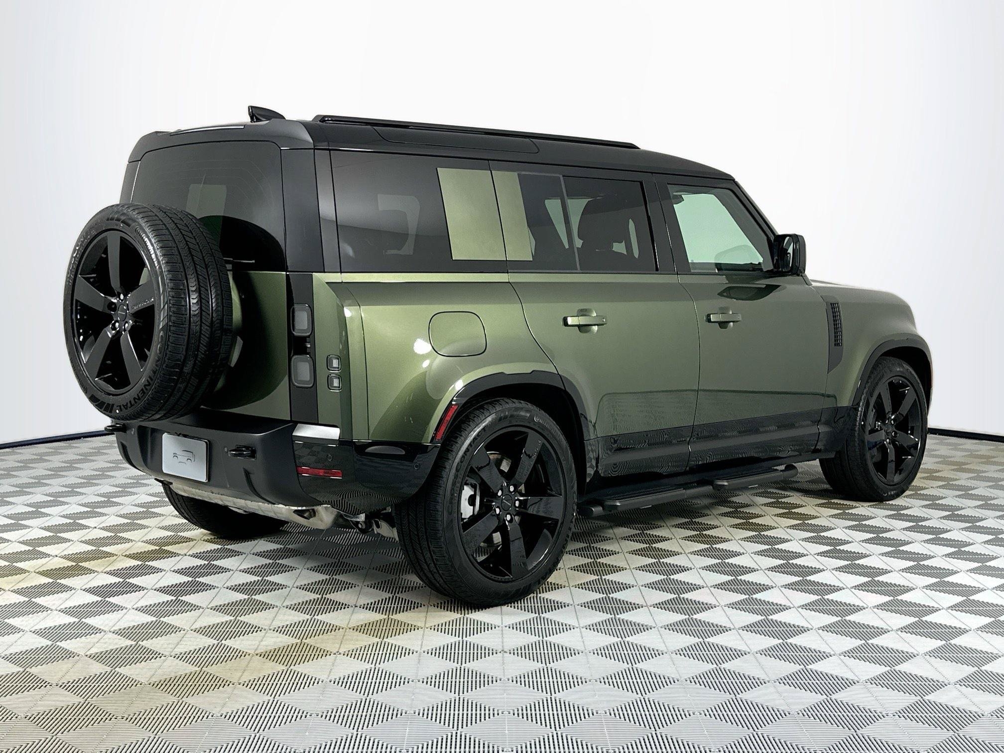 Used 2026 Land Rover Defender 110 X-Dynamic SE AWD/4WD image 5