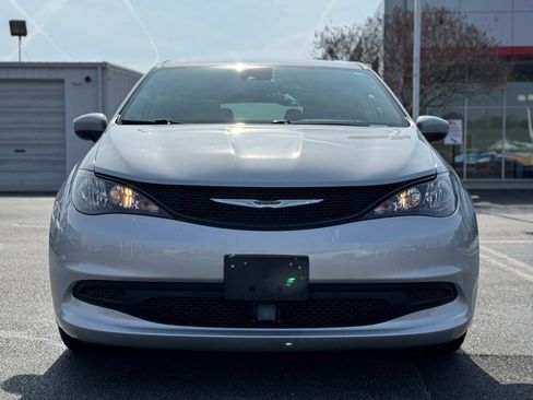 Used 2023 Chrysler Voyager LX image 4