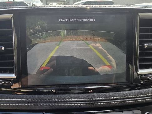 Used 2023 Chrysler Pacifica Touring-L image 6