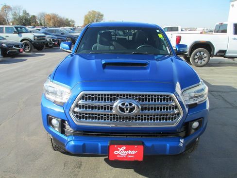 Used 2017 Toyota Tacoma TRD Sport image 10