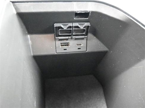 Used 2022 Toyota Camry SE image 32