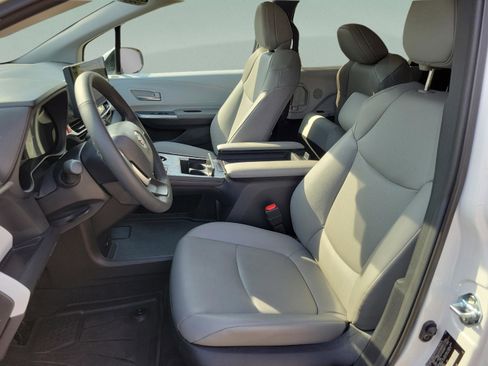 Certified 2026 Toyota Sienna XLE FWD image 20
