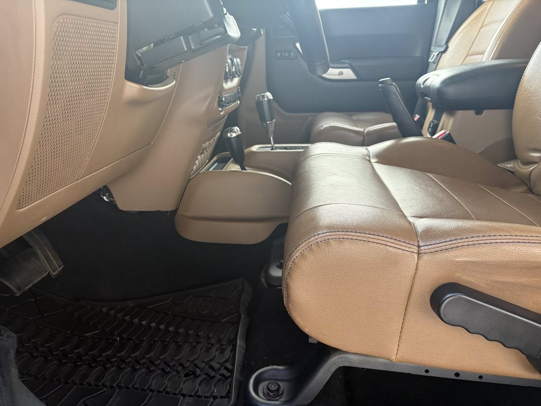 Used 2011 Jeep Wrangler Unlimited Rubicon w/ Connectivity Group AWD/4WD image 17