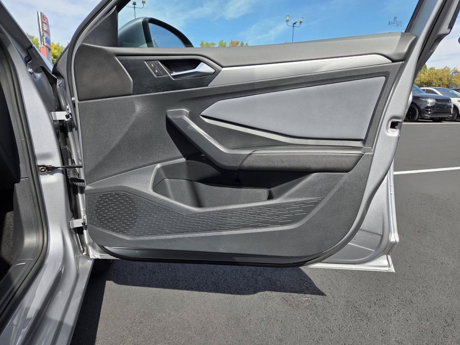 Used 2025 Volkswagen Jetta SE FWD image 22