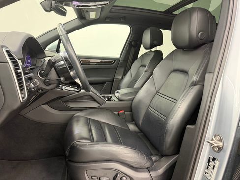 Certified 2023 Porsche Cayenne AWD/4WD image 5