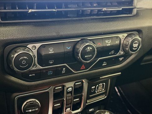 Used 2025 Jeep Wrangler Willys image 23