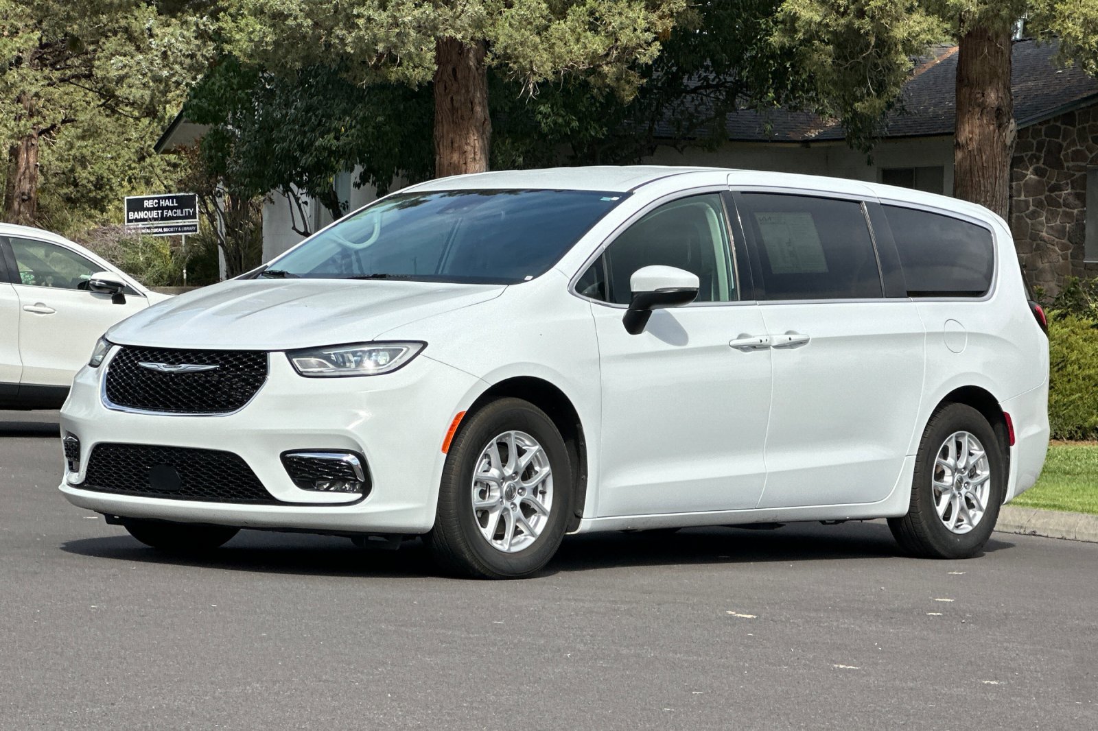 Used 2023 Chrysler Pacifica Touring-L FWD image 8
