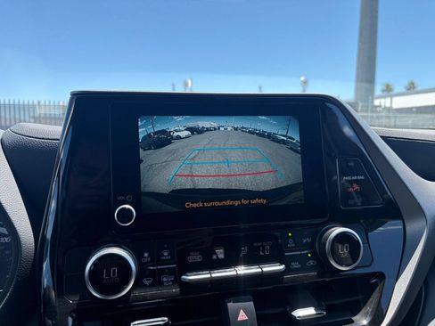 Used 2025 Toyota Highlander LE FWD image 25