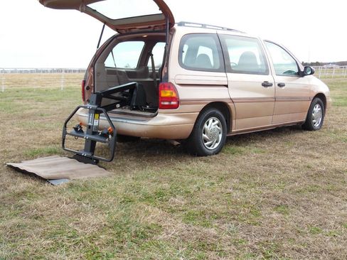 Used 1995 Ford Windstar LX image 1