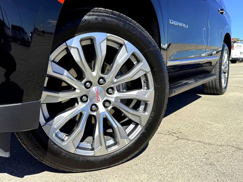 Used 2022 GMC Yukon Denali w/ Advanced Technology Package image 2