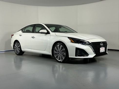 Used 2025 Nissan Altima 2.5 SL image 1