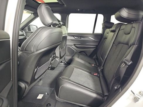 New 2025 Jeep Grand Cherokee 4WD image 28