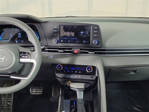 Used 2025 Hyundai Elantra Sport image 17