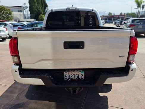 Used 2018 Toyota Tacoma TRD Off-Road w/ Technology Package AWD/4WD image 11