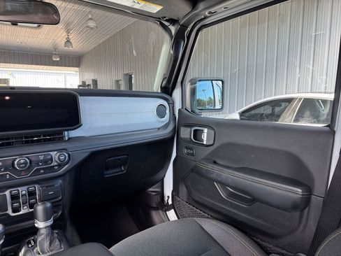 Used 2025 Jeep Wrangler Sahara image 34