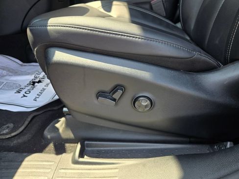 Used 2025 Chrysler Pacifica Select FWD image 15