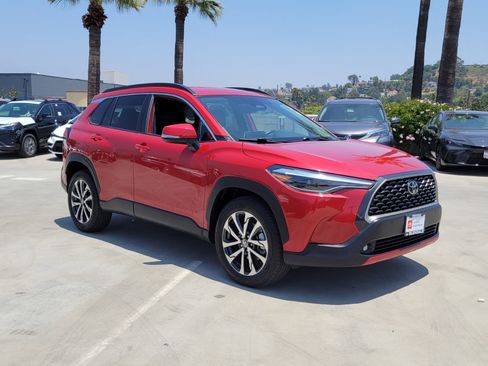 Certified 2024 Toyota Corolla Cross XLE image 3