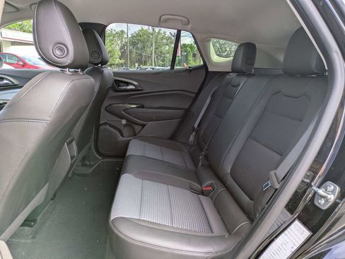 Used 2025 Chevrolet Trax LT w/ LT Convenience Package FWD image 14