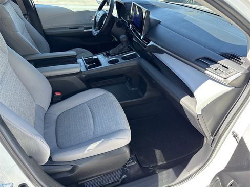 Used 2025 Toyota Sienna LE image 36