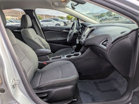 Used 2017 Chevrolet Cruze LS FWD image 27