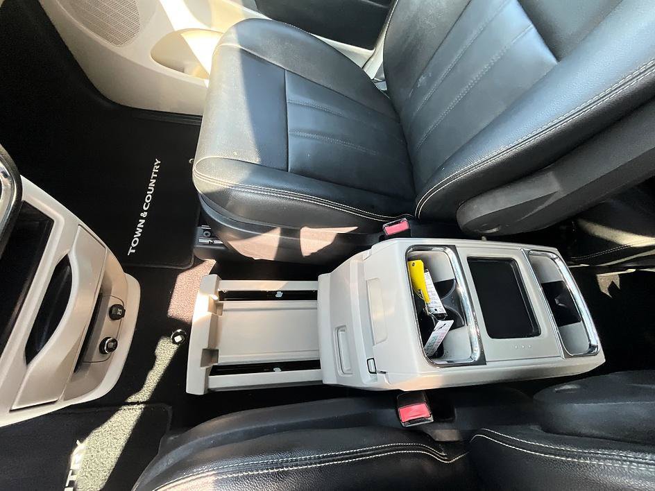 Used 2016 Chrysler Town & Country Touring w/ Driver Convenience Group FWD image 26