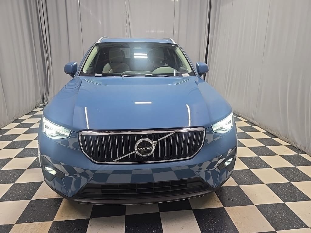 Used 2023 Volvo XC40 B5 Plus w/ Protection Package Premier AWD/4WD image 2