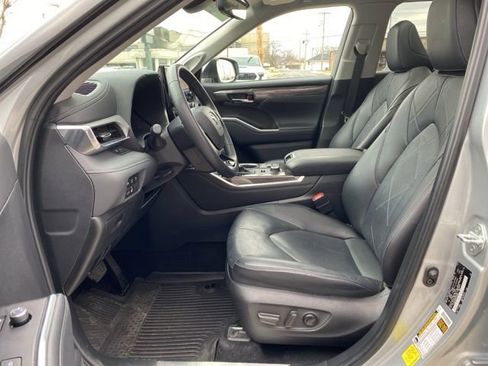 Used 2024 Toyota Highlander Platinum image 17